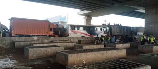 Keluh Kesah Sopir Truk Merugi Akibat Demo Buruh Blokade Jalan di Bekasi