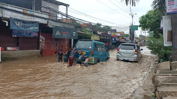 Banjir di Jalan Pramuka Raya Mampang Depok Jadi Kolam Renang Dadakan Anak-anak