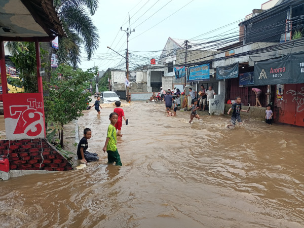 Banjir di Jalan Pramuka Raya Mampang Depok Jadi Kolam Renang Dadakan Anak-anak