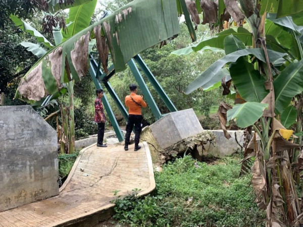 Diterjang Banjir, Jembatan Rawayan di Cikeas Bogor Porak-poranda