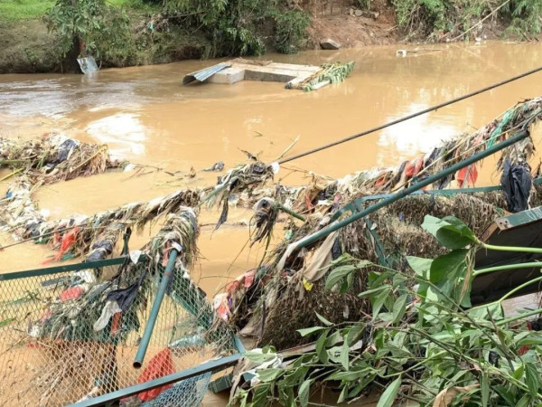 Diterjang Banjir, Jembatan Rawayan di Cikeas Bogor Porak-poranda