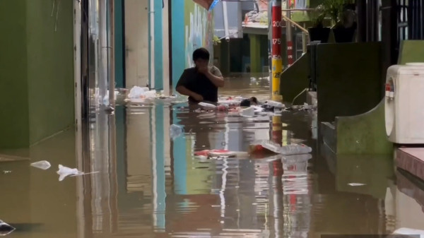 Dapat Kiriman Air dari Bogor, Seratusan Rumah di Kebon Pala Terendam Banjir 1,2 Meter
