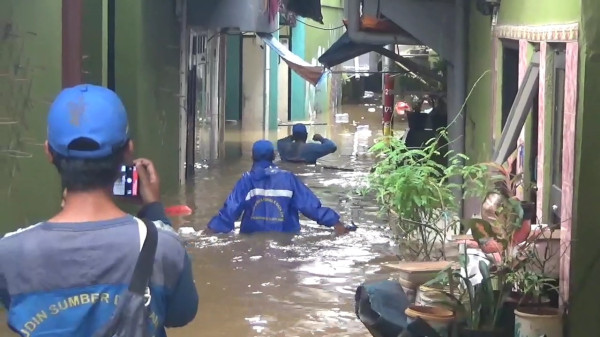Dapat Kiriman Air dari Bogor, Seratusan Rumah di Kebon Pala Terendam Banjir 1,2 Meter