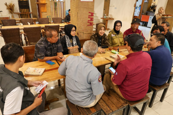 Momen Atikoh Ganjar Kulineran dan Seruput Kopi Khas Aceh