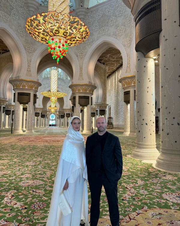 Istri Jason Statham Berhijab saat Masuk Masjid Terbesar di Dunia, Netizen Terkagum-kagum