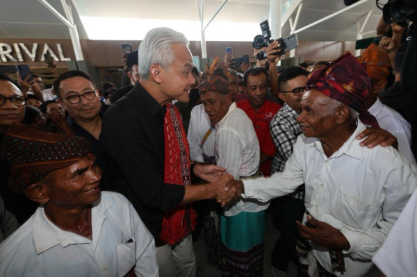 Tokoh Adat dan Warga Kupang Sambut Ganjar dengan Pantun, Sematkan Selendang Khas Daerah