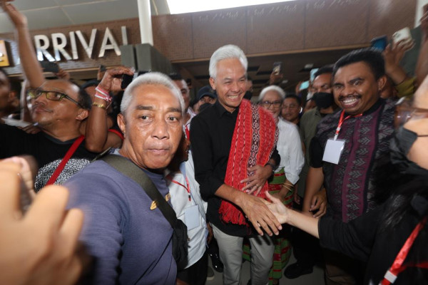 Tokoh Adat dan Warga Kupang Sambut Ganjar dengan Pantun, Sematkan Selendang Khas Daerah