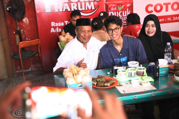 Momen Alam Ganjar Menyantap Coto Makassar sambil Tampung Aspirasi Warga