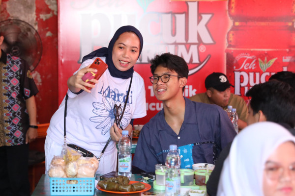 Momen Alam Ganjar Menyantap Coto Makassar sambil Tampung Aspirasi Warga