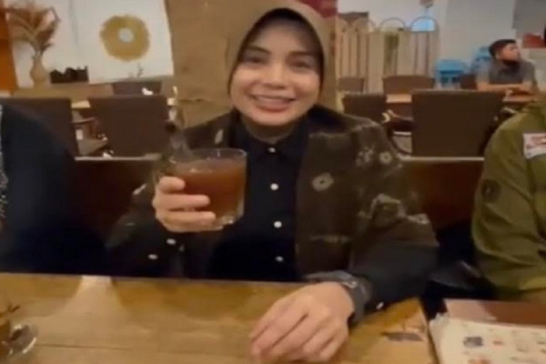Siti Atikoh Rasakan Sensasi Kopi Khas Aceh: Saya Suka Ini!
