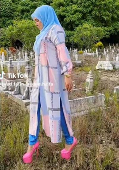 Viral! Istri Temani Suami Ziarah ke Makam Pakai High Heels, Netizen: Emang Boleh Pakai Egrang?