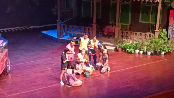 Ketika Inayah Wahid Putri Gus Dur Joget Gemoy saat Jadi Penjual Jamu Gendong