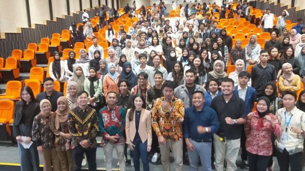 Di Hadapan Mahasiswa Unair, Angela Tanoesoedibjo Berbagi Tips Sukses UMKM