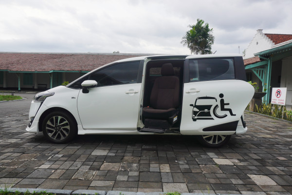 Sambut Hari Disabilitas Internasional, Toyota Sumbang Sienta Welcab ke RS Soeharso Solo