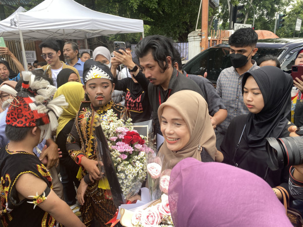 Hadiri Peringatan Hari Disabilitas Internasional di Bumi Pospera Jatinegara, Siti Atikoh Disambut dengan Bunga