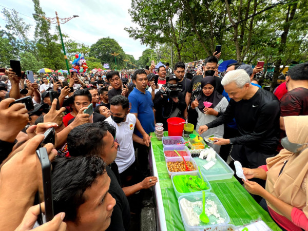Keseruan Ganjar Berolahraga Pagi Bersama Ribuan Warga di CFD Lombok