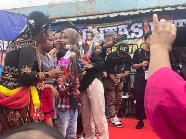 Siti Atikoh Apresiasi Kemampuan Bernyanyi Anak Disabilitas di Bumi Pospera Jatinegara: Keren Sekali!