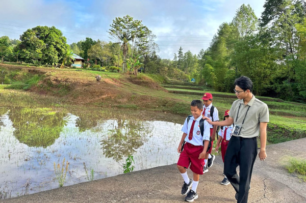 Alam Ganjar Menginap di Rumah Warga Toraja hingga Antar Anak-anak SD ke Sekolah