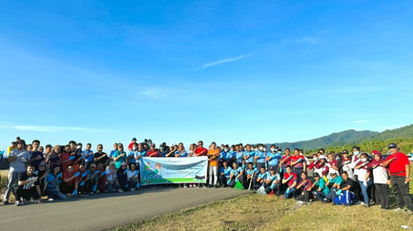Angkasa Pura Ambon Gelar Kegiatan Pembersihan Sampah di Ujung Runway Bandara