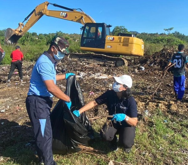 Angkasa Pura Ambon Gelar Kegiatan Pembersihan Sampah di Ujung Runway Bandara