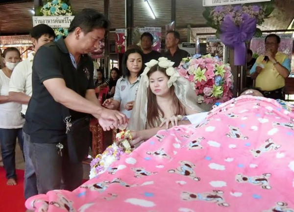 Viral! Wanita Thailand Menikahi Jenazah Pacarnya, Akui Cinta Mati