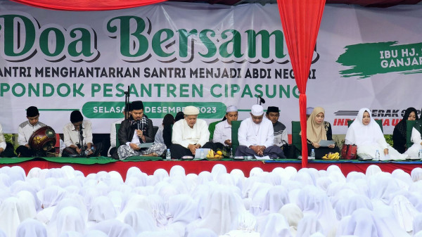 Atikoh Ganjar Dapat Sambutan Hangat dari Santriwati Ponpes Cipasung