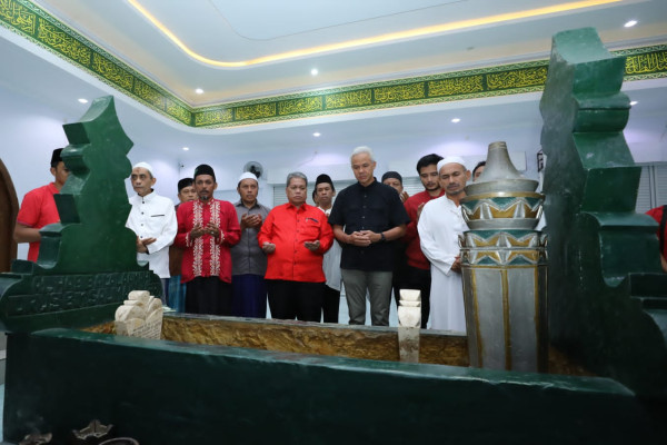 Ziarah ke Makam Guru Tua di Palu, Ganjar Didoakan Dapat Keberkahan