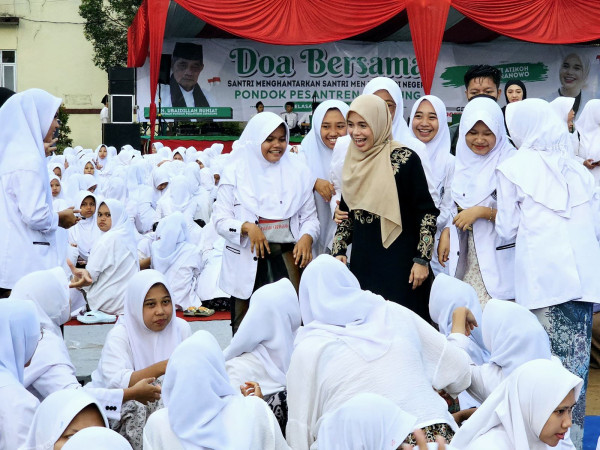 Atikoh Ganjar Dapat Sambutan Hangat dari Santriwati Ponpes Cipasung