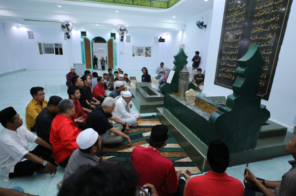 Ziarah ke Makam Guru Tua di Palu, Ganjar Didoakan Dapat Keberkahan