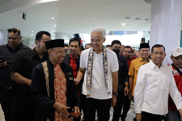 Ganjar Tiba di Balikpapan Disambut Meriah Warga, Disematkan Selempang Manik-manik