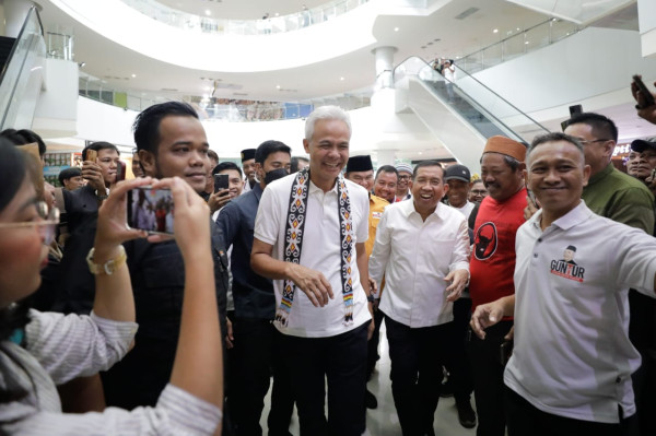 Ganjar Tiba di Balikpapan Disambut Meriah Warga, Disematkan Selempang Manik-manik
