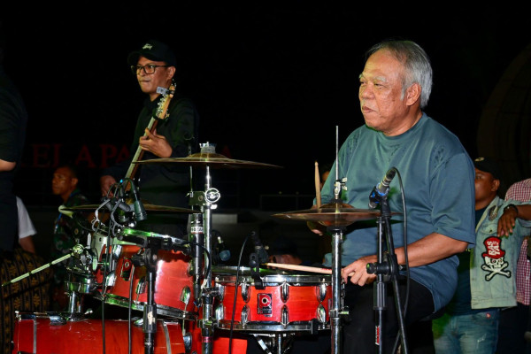 Momen Menteri Basuki Main Drum dan Jokowi Menari Bareng Warga di Kupang