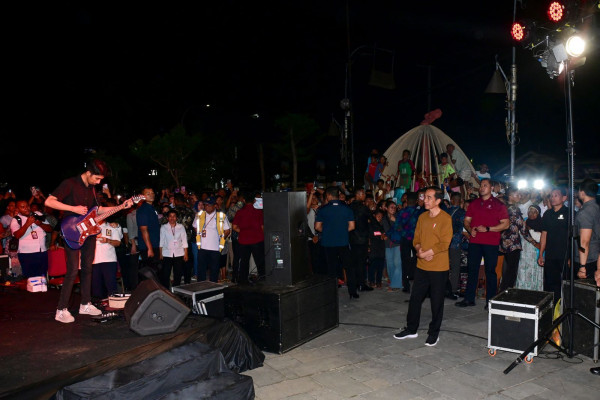 Momen Menteri Basuki Main Drum dan Jokowi Menari Bareng Warga di Kupang