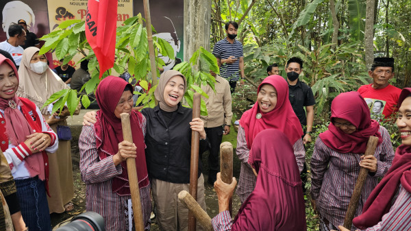 Momen Pertemuan Siti Atikoh dengan Perempuan Tani dan Muslimat di Yogyakarta