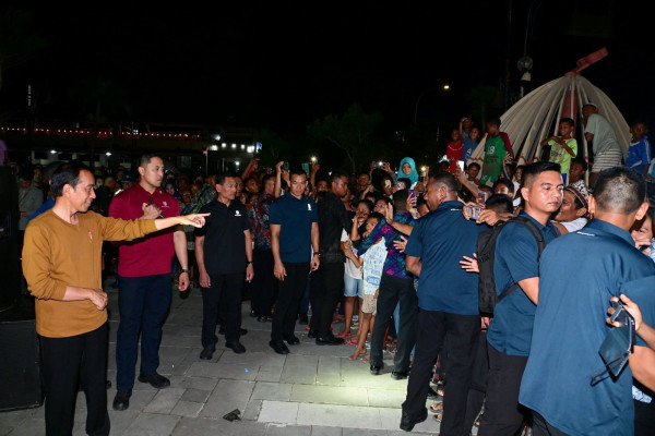 Momen Menteri Basuki Main Drum dan Jokowi Menari Bareng Warga di Kupang