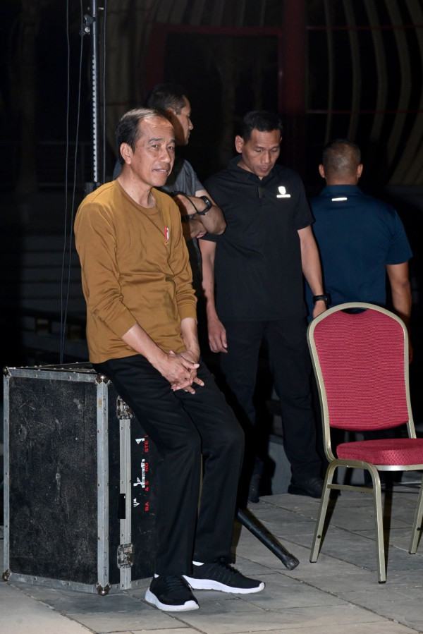 Momen Menteri Basuki Main Drum dan Jokowi Menari Bareng Warga di Kupang