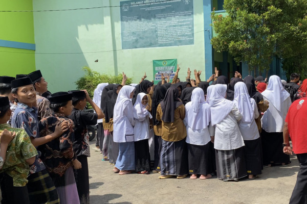 Kunjungi Kabupaten Ciamis, Siti Atikoh Ganjar Disambut Salam Tiga Jari