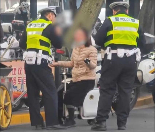 Naik Koper Skuter Listrik di Jalan Raya, Emak-emak Nekat Ini Ditilang Polisi