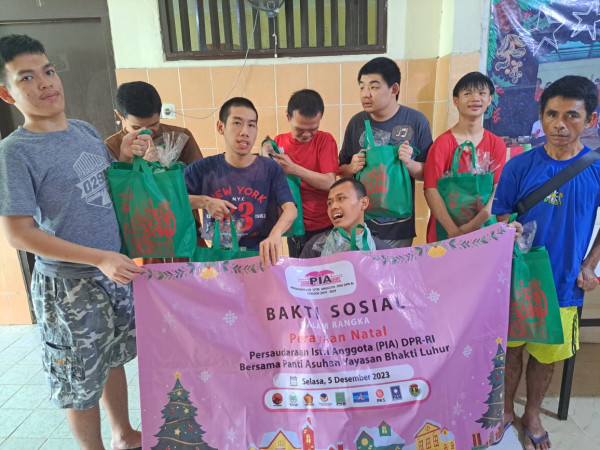PIA DPR Bagi-bagi Kado Natal 2023 di Panti Asuhan dan Wreda