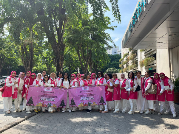 PIA DPR Bagi-bagi Kado Natal 2023 di Panti Asuhan dan Wreda