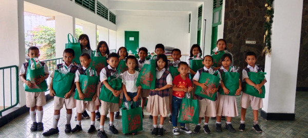 PIA DPR Bagi-bagi Kado Natal 2023 di Panti Asuhan dan Wreda