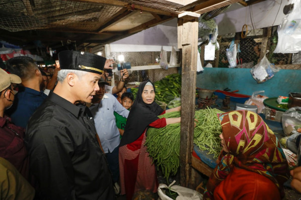 Ganjar Pranowo Kunjungi Pasar Segiri, Pedagang Titip Pesan Ini