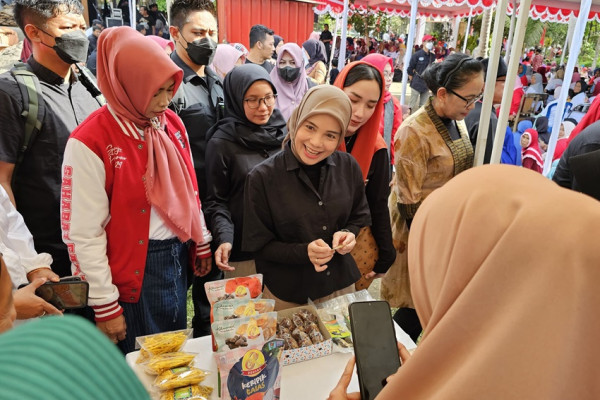 Ini Alasannya Siti Atikoh Istri Ganjar Pranowo Sering Senyum