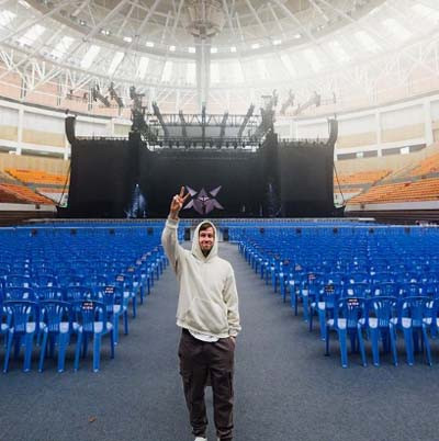 Alan Walker Gelar Show di China, Bangku Penonton Jadi Sorotan Netizen: Kayak Kursi Kondangan
