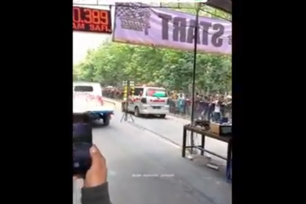 Jember Gempar! Ambulans Dipakai Balapan Drag Race