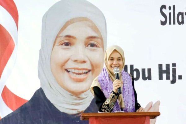 Ini Alasannya Siti Atikoh Istri Ganjar Pranowo Sering Senyum