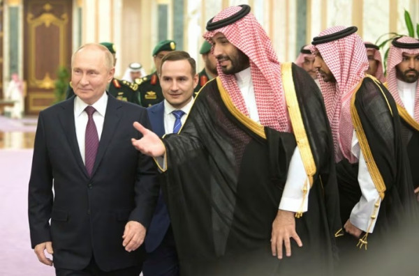 4 Motif Pengawalan 4 Jet Tempur Su-35S saat Kunjungan Putin ke Timur Tengah