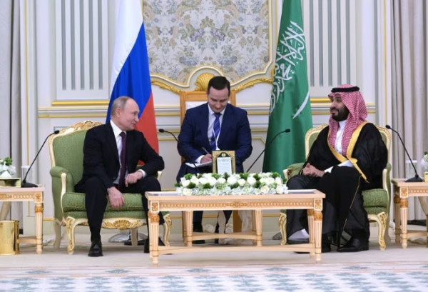 4 Motif Pengawalan 4 Jet Tempur Su-35S saat Kunjungan Putin ke Timur Tengah