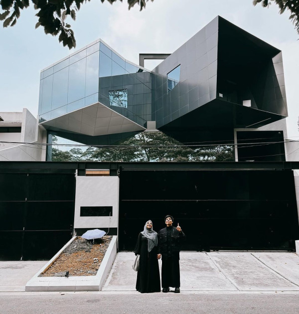 Atta dan Aurel Pamer Rumah Mewah Bergaya Futuristik Modern, Netizen: Depannya Kayak Makam