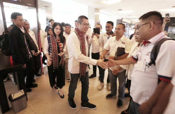Berkunjung ke Pontianak, HT dan Liliana Disambut Antusias Milenial